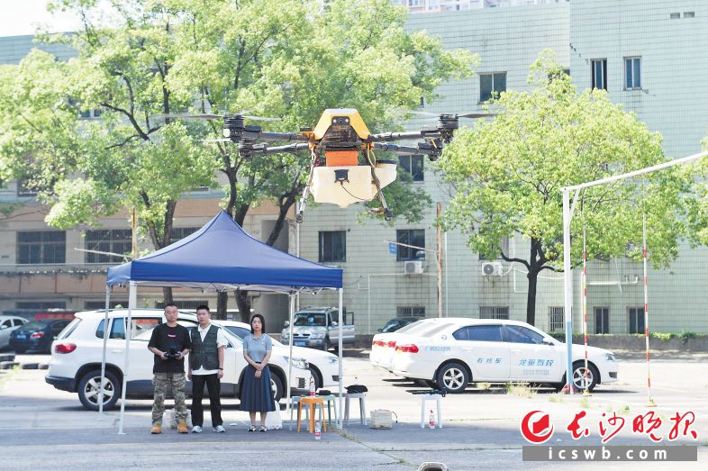 　　13日下午，长沙交投龙骧技校内，无人机教员杨安（中）带领学员们练习无人机的操作。长沙晚报全媒体记者 王志伟 摄