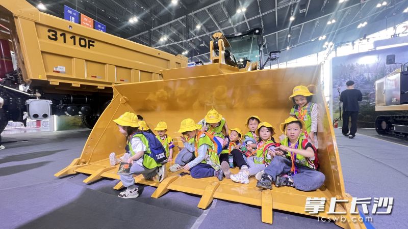 不管是多大多高的工程装备，在孩子们眼里都是玩具。 长沙晚报全媒体记者 周辉霞 摄