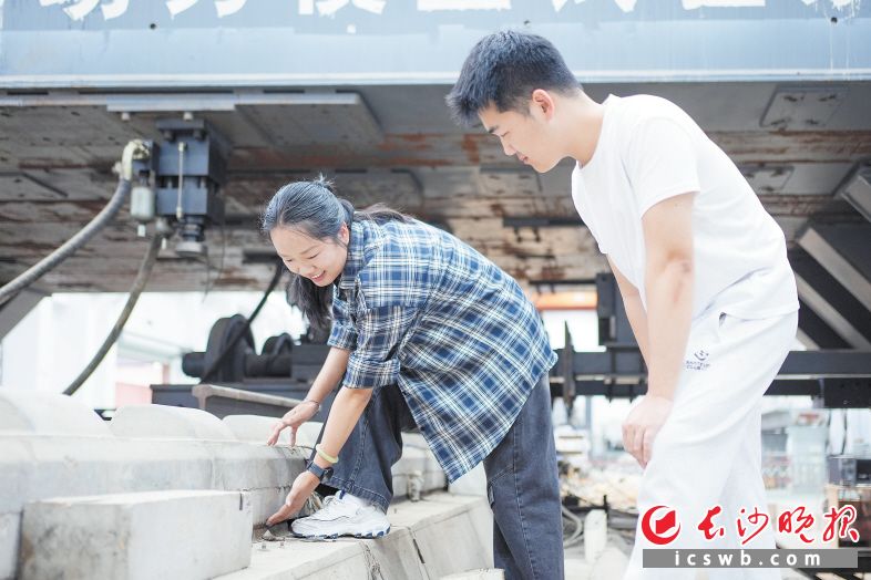 楼婉婷团队瞄准高铁轨道板下病害检测,研发了通过空气耦合超声波实现非接触式检测的全自动检测装备。长沙晚报全媒体记者 何文瑞 摄