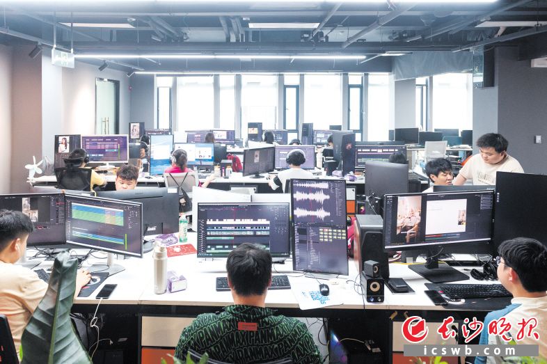 拾意文化团队正在进行微短剧后期剪辑工作。长沙晚报全媒体记者 黄启晴 摄