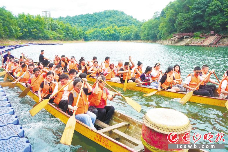 石燕湖景区成游客喜爱的热门打卡地之一。图为游客在参与划龙舟体验。长沙晚报全媒体记者 贺文兵 摄