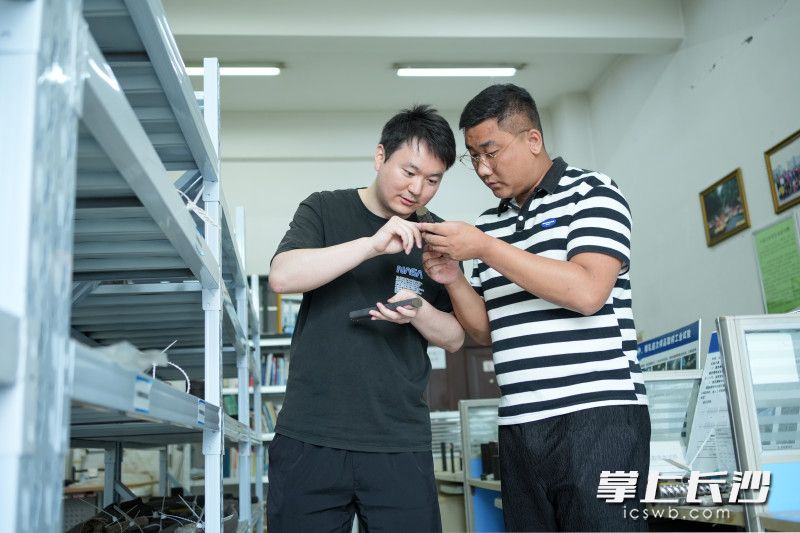 曾磊(左)和团队成员想让世界看到,长沙智造正悄然改写着全球高端材料的竞争格局。长沙晚报全媒体记者 何文瑞 摄