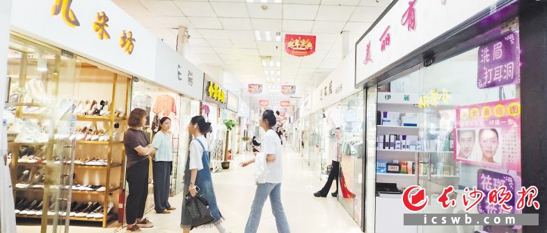 大都市商业街汇集了各类流行服饰,也留下了不少长沙人的美好记忆。长沙晚报全媒体记者 何乐 摄