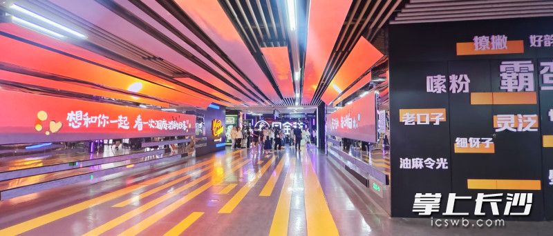 与金满地商业街、大都市商业街相比,国金街更显年轻、时尚。长沙晚报全媒体记者 何乐 摄
