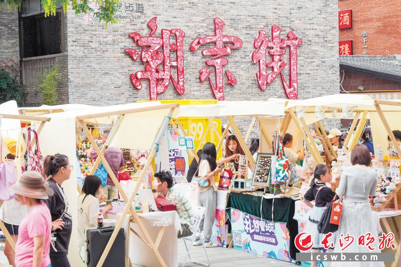 潮宗街历史文化街区等多个地方成为“网红打卡地”,擦亮了“历史文化名城”金字招牌,承载了城市的“烟火气”。 长沙晚报全媒体记者 刘晓敏 摄