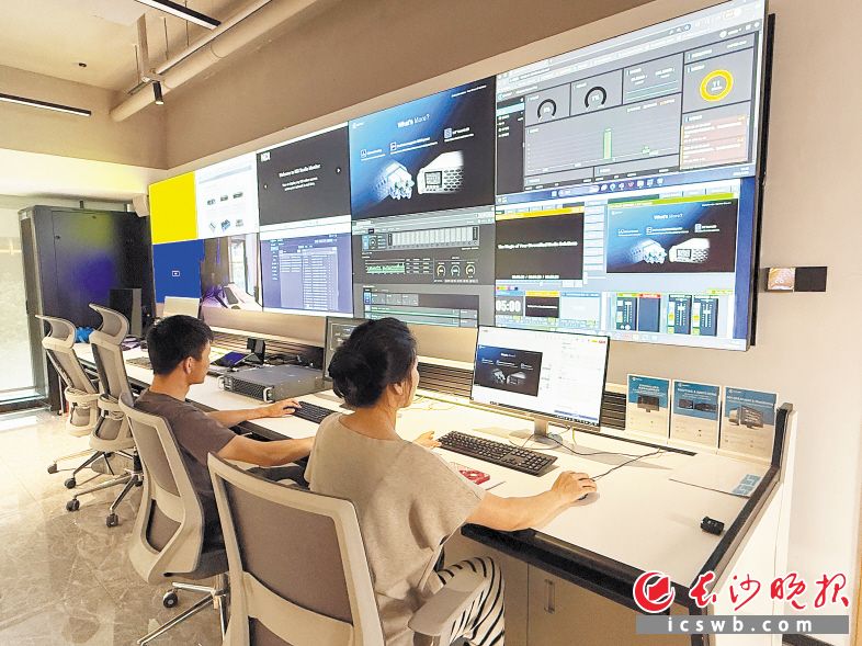 工作人员使用千视电子RF02机架式媒体平台进行视频监看。长沙晚报通讯员 白晓航供图