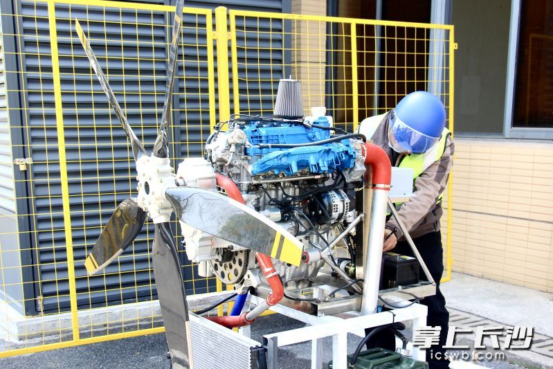 雨花经开区企业鸿鹏航空交付G150汽油活塞发动机,园区以“小切口、深挖掘、高质量”的发展思路“切入”低空经济新赛道。长沙晚报全媒体记者 朱泽寰摄