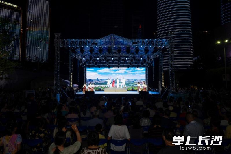 露天文艺晚会。