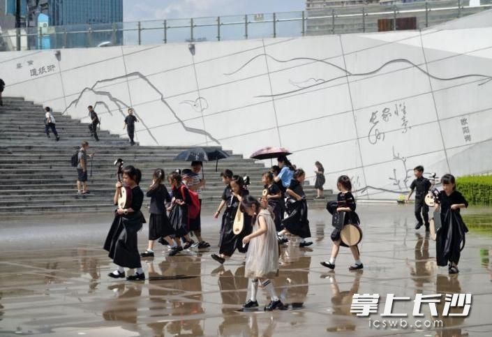 长沙音乐厅前喷水湿润地面降温。均为 长沙市文旅广电局 供图