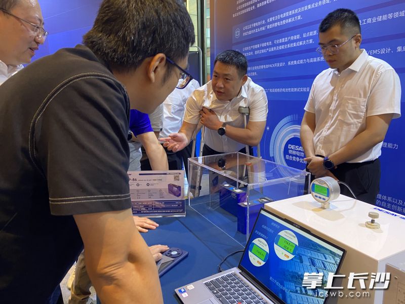主动安全电芯系量产仪式上,与会嘉宾正详细了解该产品特性。 长沙晚报全媒体记者 周斌 摄