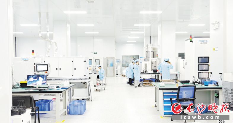 艾科威专注于半导体设备及系统解决方案,提供制作包括碳化硅和晶圆体等半导体材料在内的重要设备。图为艾科威的生产车间。 长沙晚报通讯员 黄厚霖 摄