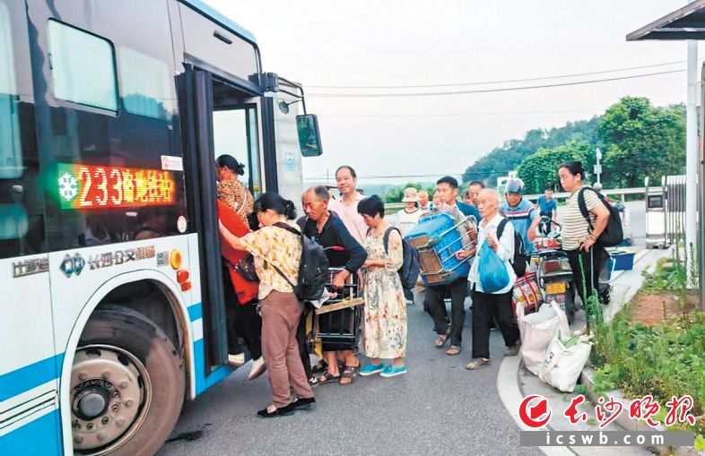 233路公交车首班车刚停稳,车门开启,一群拖着装满蔬菜的小拖车、提着沉甸甸菜篮的大叔大婶便有序地排队上车。均为长沙晚报全媒体记者 吴鑫矾 通讯员 张勇 胡健灵 摄影报道