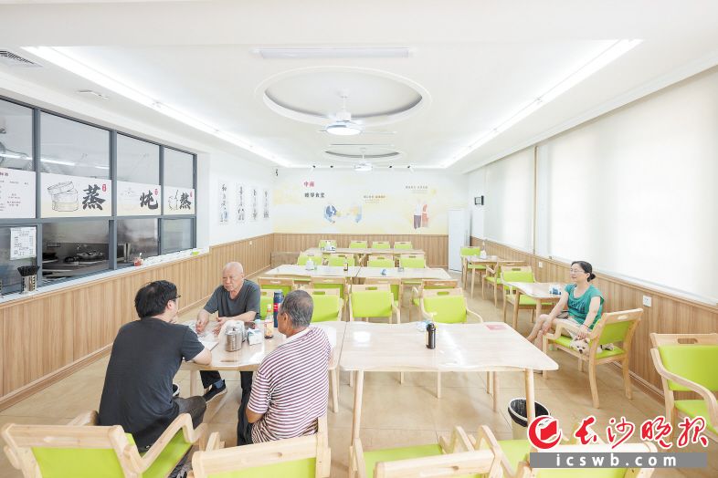 中南社区睦邻食堂不仅为社区老弱残群体提供餐食优惠,还让居民们多了一个唠嗑拉家常的地方。长沙晚报全媒体记者 黄启晴 摄