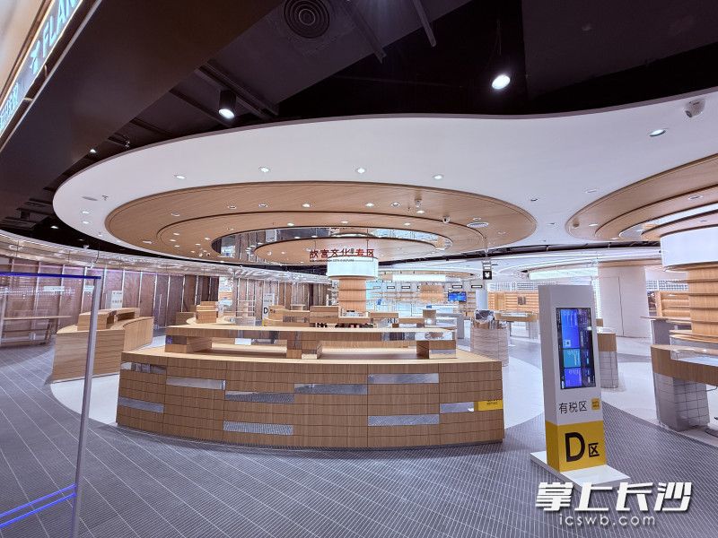 免税区主要呈现国际商务风格，用具有价格优势的化妆品、数码、眼镜、酒水吸引出境顾客。