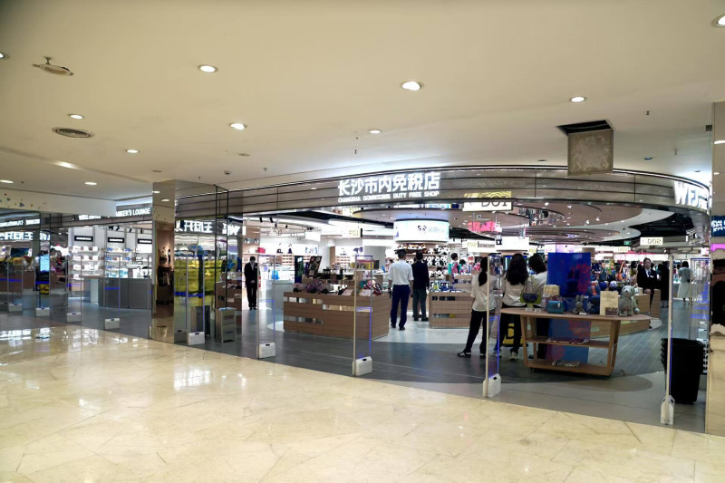 9月15日,备受瞩目的长沙市内免税店开启试营业,并迎来首单。图片除署名外均为长沙晚报全媒体记者 邓迪 摄