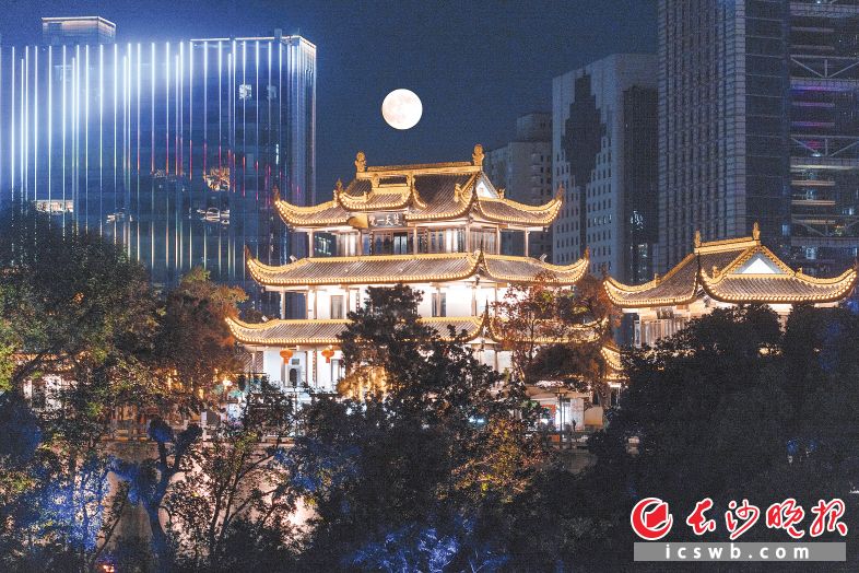 10月6日晚,一轮“超级月亮”爬上古老的天心阁,光影动人,令人心生 “及至中秋满,还胜别夜圆” 的欢喜。长沙晚报全媒体记者 邓迪 摄