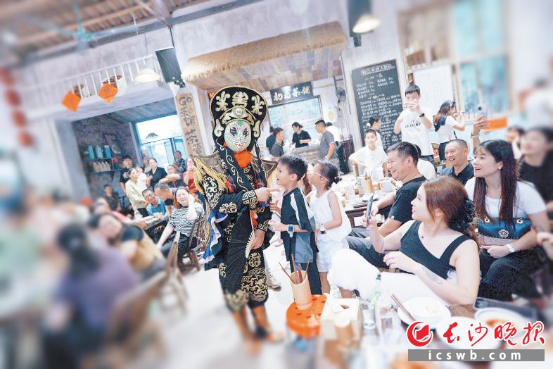 这个国庆中秋假期,长沙县开慧镇的“初恋茶馆”彻底火了,日均排号超过800桌。茶馆通过文化、场景、情感方面的创新融合,为市民、游客带来了不一样的愉悦体验。 星沙时报记者 章帝 摄