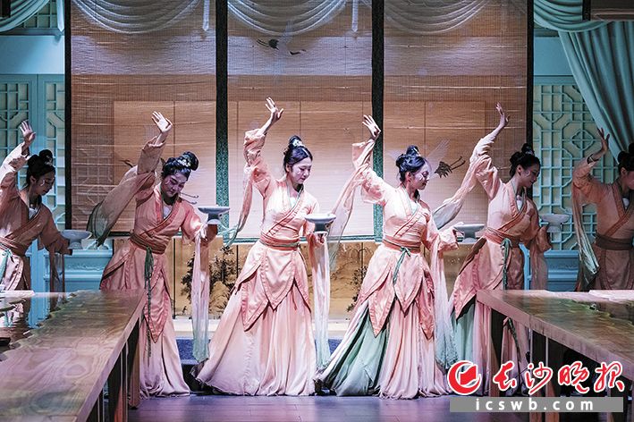 沉浸式体验宋韵文化，赶赴一场文旅盛宴。图为醉月楼&middot;橘洲夜宴表演。长沙晚报通讯员 陈章沂 供图