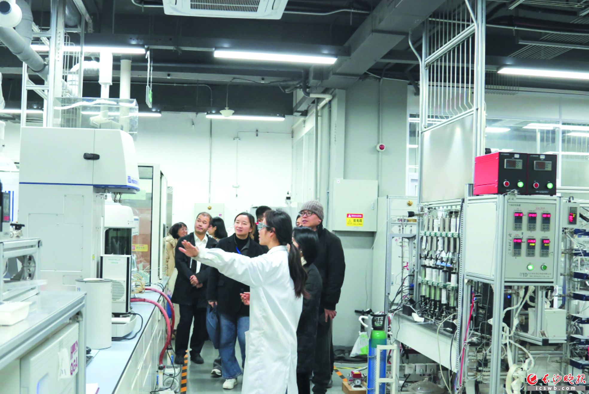 参观、座谈、交流，两天下来，长株潭代表团收获满满。图为代表团参观高校核心科研平台。