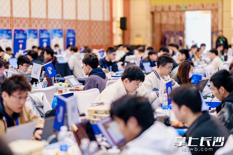 “华为杯”第四届中国研究生网络安全创新大赛全国总决赛现场。