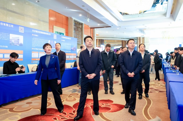 赛场外的企才交流洽谈区汇聚20余家知名企业。