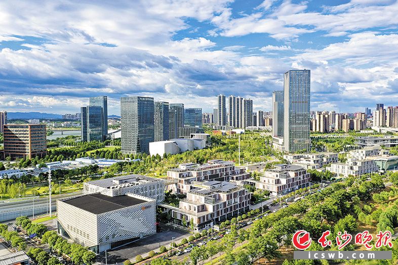 蓝天白云下的马栏山视频文创产业园。 