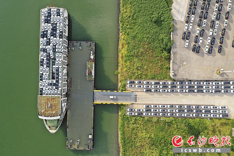 湘江之畔，长沙新港一片繁忙，货物吞吐量屡创新高，今年以来滚装汽车吞吐量已突破20万台大关，为湘品通江达海提供坚实物流支撑。