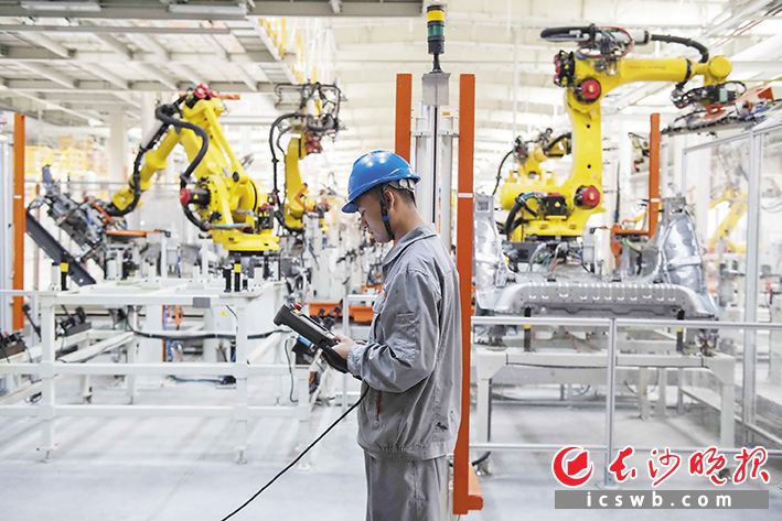 12月22日，长沙印发《长沙市&ldquo;人工智能+&rdquo;行动方案》，描绘了未来10年的智能化转型蓝图。长沙晚报全媒体记者 王志伟 摄