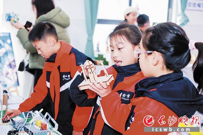 长沙一学校的科技节上，同学们参观和体验科技活动。资料图片