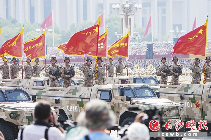 9月3日，战旗方队参加纪念中国人民抗日战争暨世界反法西斯战争胜利80周年阅兵式。长沙晚报特派全媒体记者现场见证。 长沙晚报全媒体记者 黄汝兮 摄