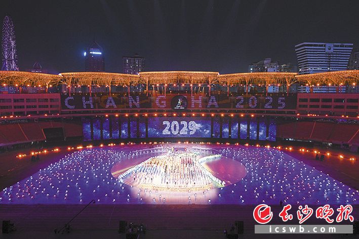 10月31日晚，长沙市第十一届运动会开幕式在贺龙体育场举行。表演尾声，长沙发出&ldquo;2029全运会&rdquo;的庄严邀约。 长沙晚报全媒体记者 黄启晴 摄