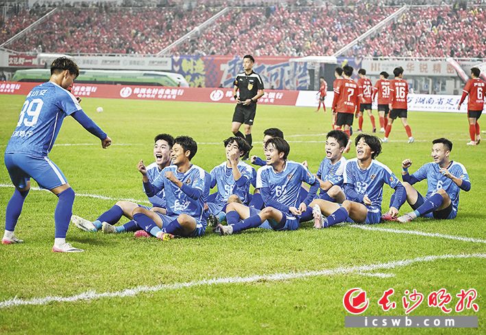 11月1日的&ldquo;湘超&rdquo;联赛第八轮焦点战中，&zwnj; 长沙队客场对阵株洲队，比赛第15分钟长沙队率先破门后，球员们聚在一起模拟划龙舟的动作庆祝进球。 长沙晚报全媒体记者 余劭劼 摄