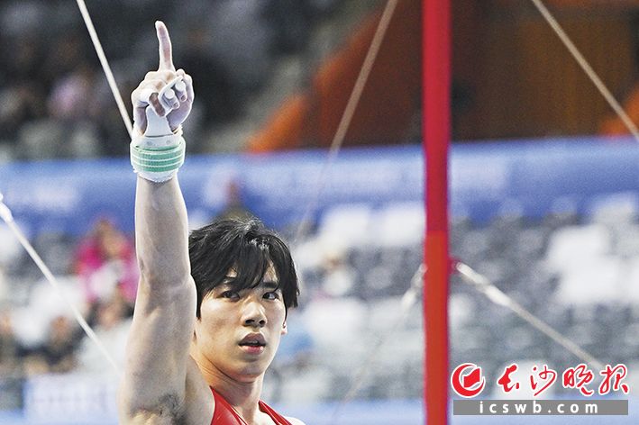 11月17日晚，第十五届全运会男子单杠决赛在肇庆举行，长沙伢子张博恒夺冠，这是他个人首枚全运会金牌。本届全运会，湖南体育代表团共获得 10枚金牌、18枚银牌、12枚铜牌，奖牌总数为40枚。长沙籍运动员张博恒、张雅怡、刘英姿等发挥出色。  长沙晚报全媒体记者 王志伟 摄