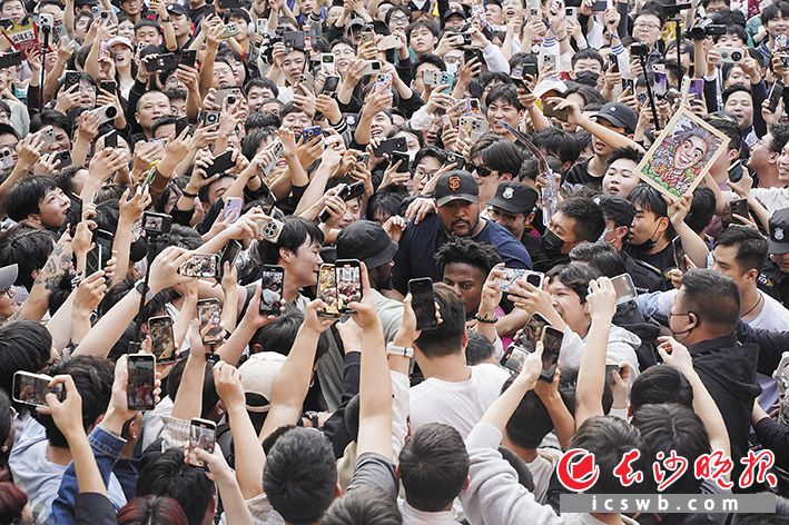 4月7日，全球网红&ldquo;甲亢哥&rdquo;在长沙太平古街与粉丝互动，长沙也给&ldquo;甲亢哥&rdquo;的中国之行留下特别的印象。 长沙晚报全媒体记者 冯启阳 摄