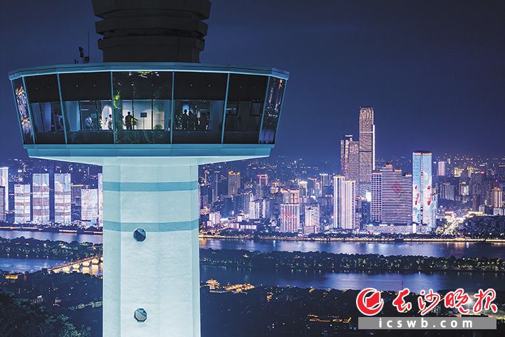 8月17日，改造后的岳麓山电视塔以&ldquo;长沙之眼&rdquo;观景平台的新身份亮相，开启试运营。  长沙晚报全媒体记者 郭雨滴 摄