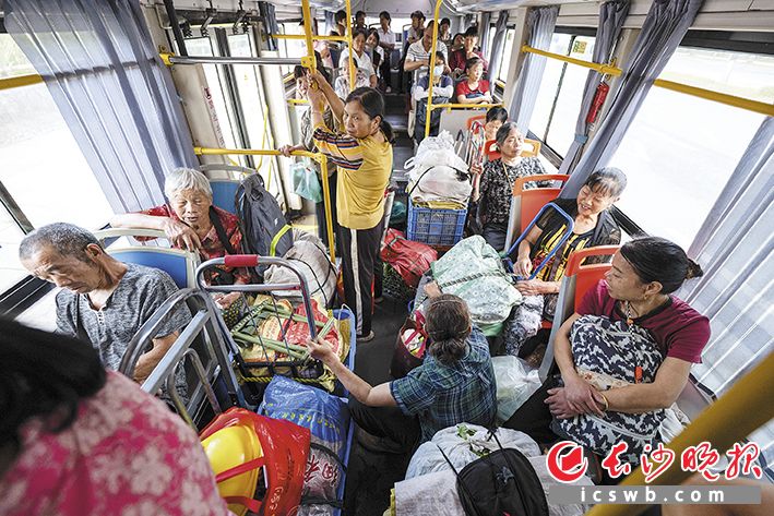 9月2日，从莲花镇桐木村始发的233路公交车坐满了去城区卖菜的菜农。这趟线路全长22公里，途经30多个站点，被亲切地称为&ldquo;菜农公交&rdquo;。 长沙晚报全媒体记者 黄启晴 摄