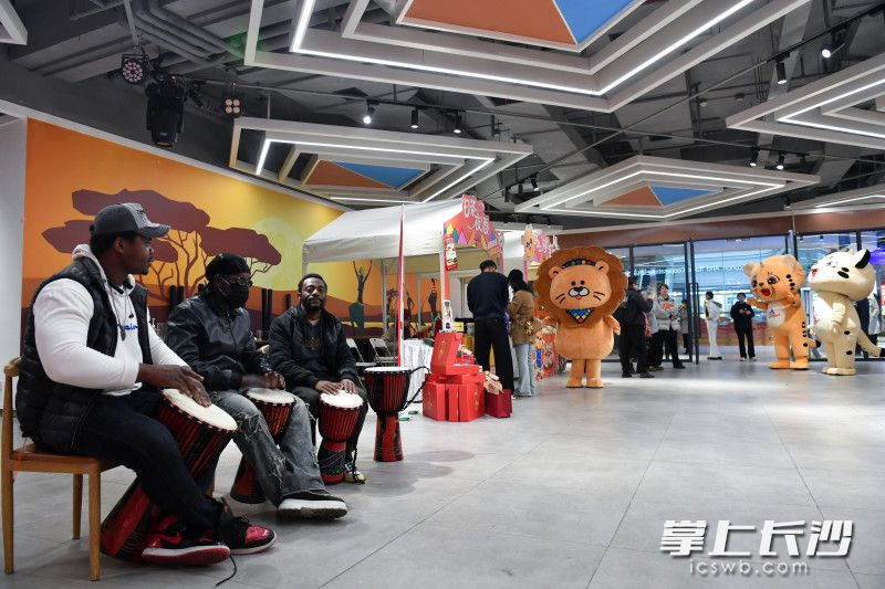 现场的非洲鼓表演。