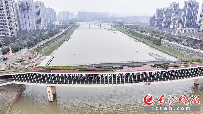 汉桥以马王堆出土的汉琴为设计灵感，在浏阳河上萦绕&ldquo;青山不墨千年画，浏水无弦万古琴&rdquo;之雅意。