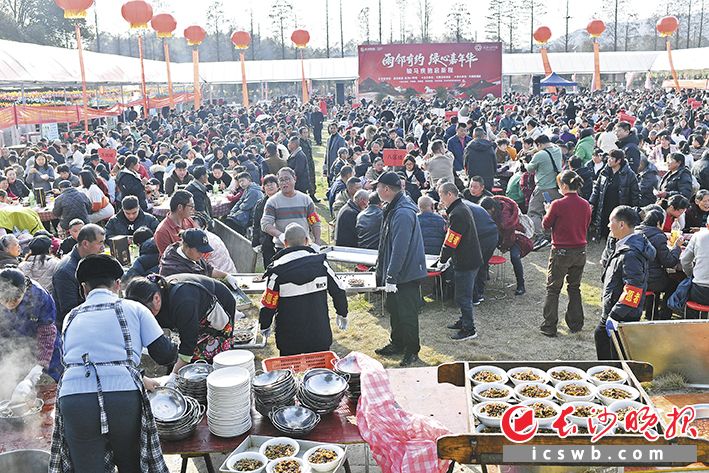 2月11日，农历小年，在雨花区跳马镇，一场252桌的&ldquo;全村团圆宴&rdquo;上了热搜。 