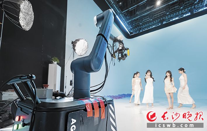 AI机械臂在给网红女团掌镜。长沙晚报全媒体记者 陈飞 摄