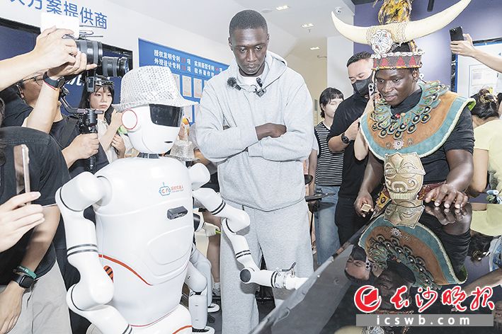 创意满满的长沙,吸引“无语哥”等海外顶流向全世界倾情推介。长沙晚报全媒体记者 周数邑 摄