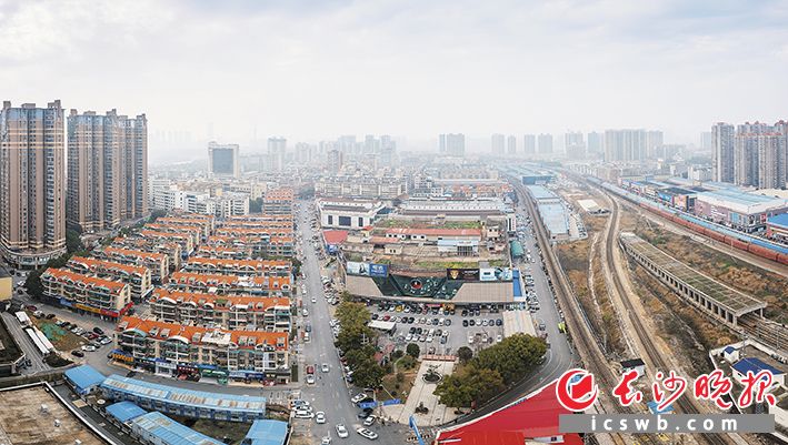 位于芙蓉区湘湖街道的三湘南湖大市场,过去是一片渔场,后来建起建材市场,如今又建起湘湖大视听产业园。均为长沙晚报记者 陈飞 摄