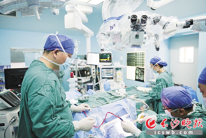 湖南省第二人民医院（省脑科医院）手术室里，医生用手术机器人定位肿瘤病灶区域，为患者实施手术。