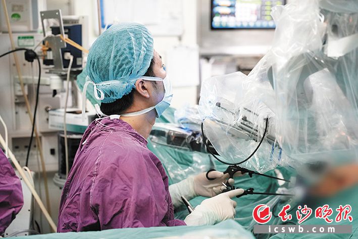  中南大学湘雅三医院手术室里，医生操控机械臂为患者做手术。  均为长沙晚报全媒体记者 林暘 摄