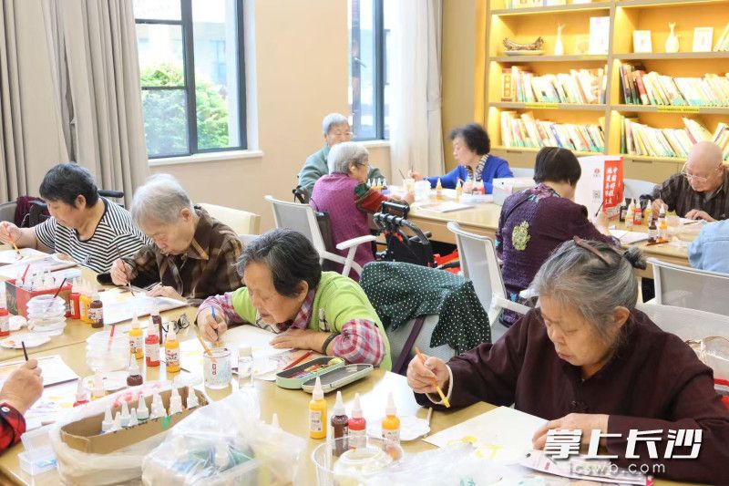 老年朋友在芙蓉区社会福利中心（长沙协和颐养院）参加活动。