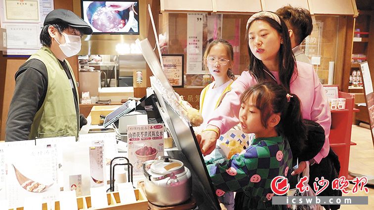 走产品差异化道路的楂堆受到顾客的追捧。长沙晚报全媒体记者 易亿 摄