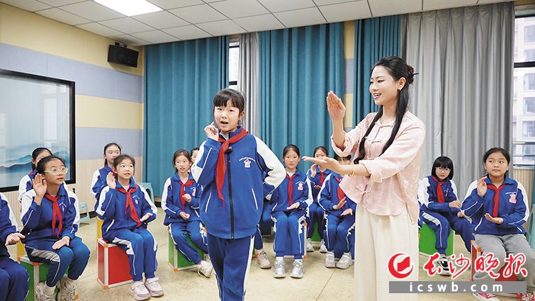 在湖南师大附中星城实验第二小学的录播教室里，音乐老师刘洁（前排右一）正在教唱传统戏剧。长沙晚报全媒体记者 林暘 摄