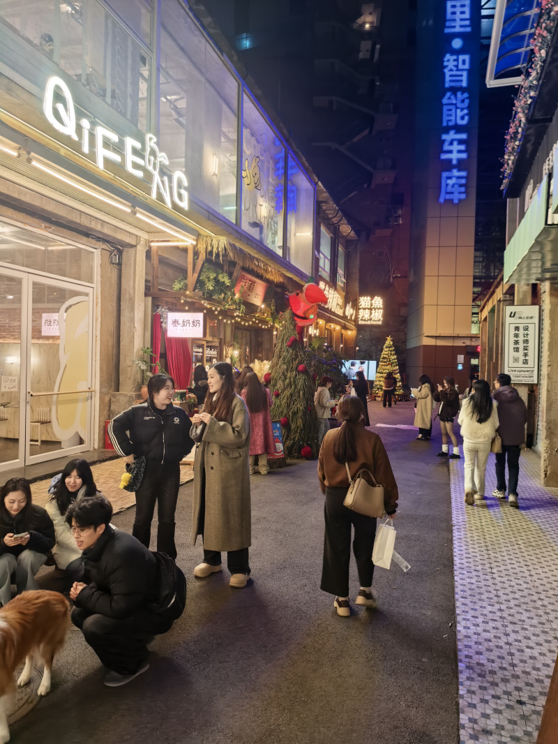 沉寂多年的旧厂房如今已蝶变为年轻人扎堆的时尚“秀场”。 通讯员 李钰婧摄