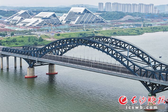 湘江科学中心、暮坪湘江特大桥等加速建设，长沙抓实标志性工程，奋力书写高质量发展和现代化建设的精彩答卷。 长沙晚报全媒体记者 黄启晴 摄
