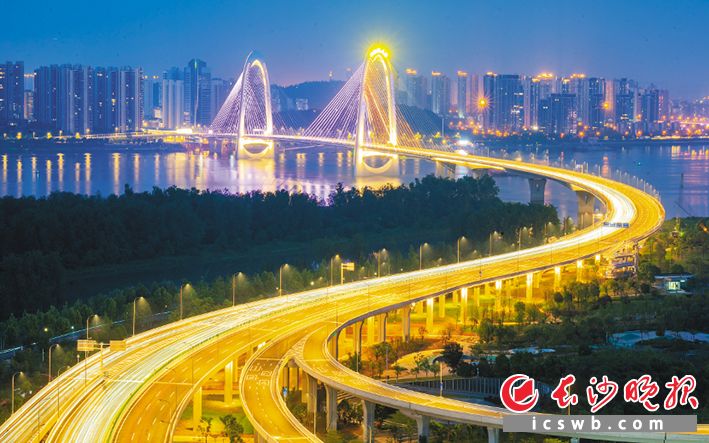 2025年4月28日,兴联路大桥正式通车试运行。傍晚,大桥灯光璀璨,成为湘江上亮丽的风景。 长沙晚报全媒体记者 邹麟 摄